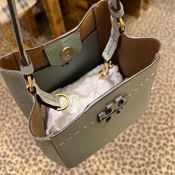 Tory Burch Small McGraw Bucket Bag - Picture 4 of 10